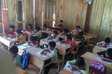 Lớp học xuống cấp, mỗi trận mưa to cả trăm em học sinh bỏ chạy lánh nạn