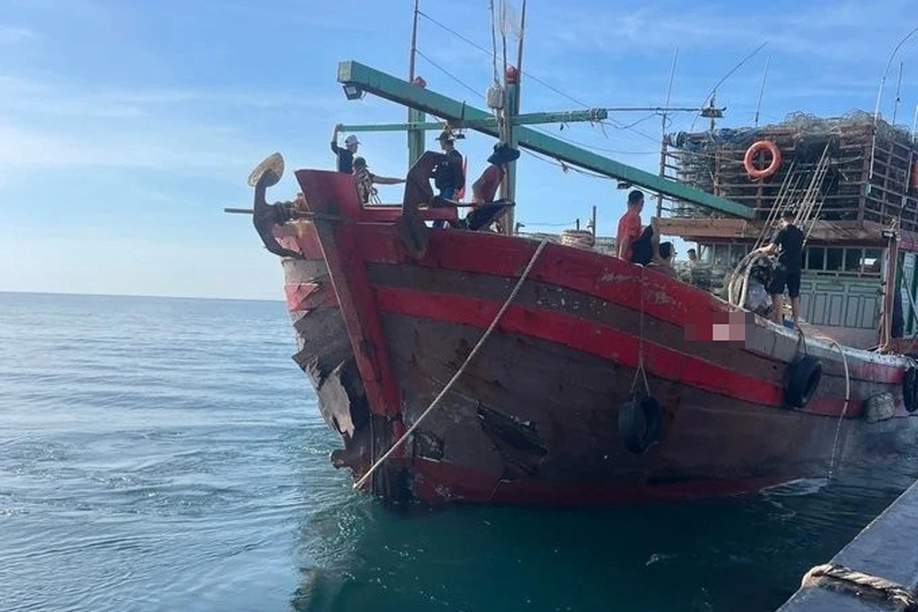 Tàu cá chở 8 thuyền viên gặp nạn trên biển, phát tín hiệu cầu cứu - 1 Tàu cá chở 8 thuyền viên gặp nạn trên biển, phát tín hiệu cầu cứu - 1