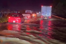 Nước lũ dâng cao tràn lên cao tốc Hà Nội - Thái Nguyên