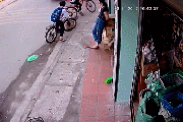 Nam sinh thoát chết thần kỳ dù bị ngã ngay dưới gầm xe container