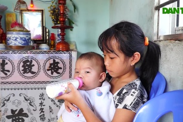 Cảm cảnh 3 chị em mồ côi mẹ sống cùng cha bệnh tật