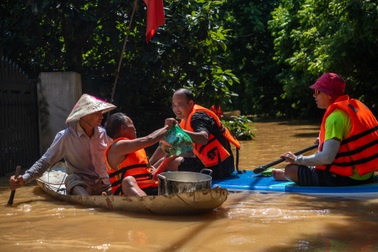 Đội cứu hộ chèo SUP qua dòng nước lũ ở Thái Nguyên để tiếp tế, cứu người