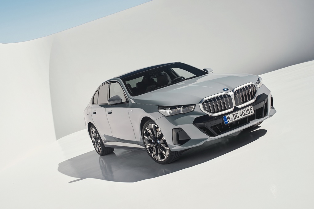 BMW 5-Series thế hệ 2024 trình làng, có bản động cơ thuần điện