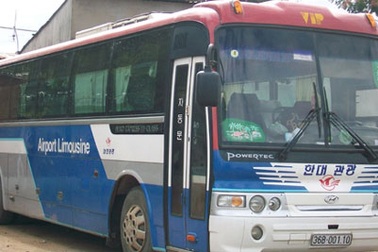 Xe khách “nhồi” người, tài xế lăng mạ CSGT