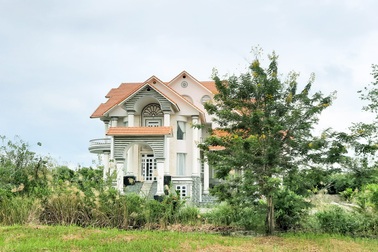 Biệt thự đại gia nghi bị trúng đạn: Công an triệu tập 3 người