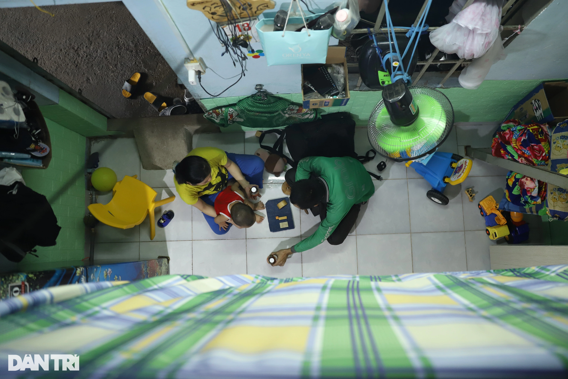 Vợ bầu sắp sinh, anh xe ôm vẫn đều đặn giúp người gặp nạn giữa đêm ở TPHCM - 17