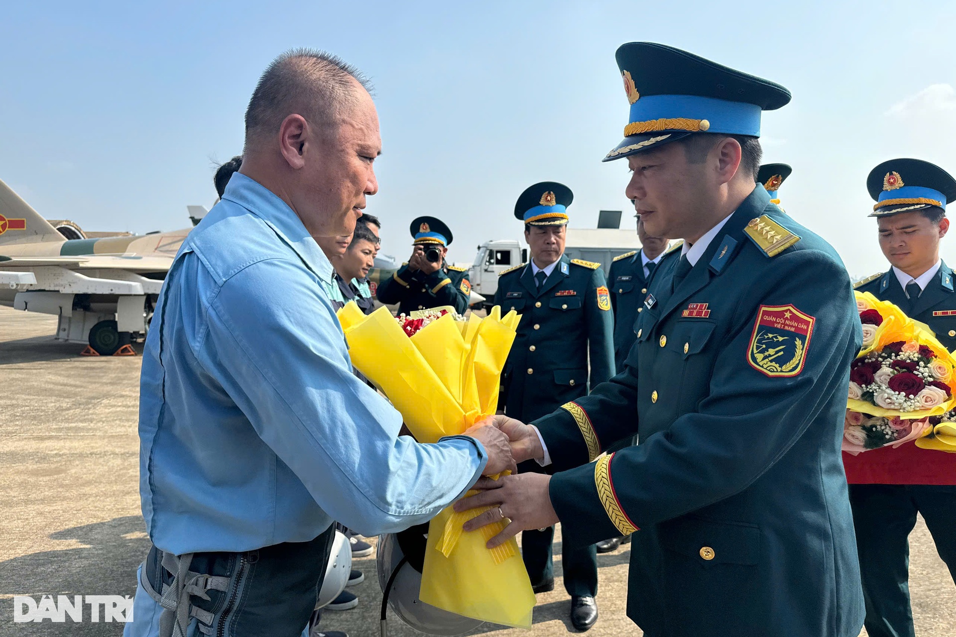 Rực rỡ và kiêu hùng màn biểu diễn bắn đạn nhiễu của hổ mang chúa SU-30MK2 - 14 Rực rỡ và kiêu hùng màn biểu diễn bắn đạn nhiễu của hổ mang chúa SU-30MK2 - 14