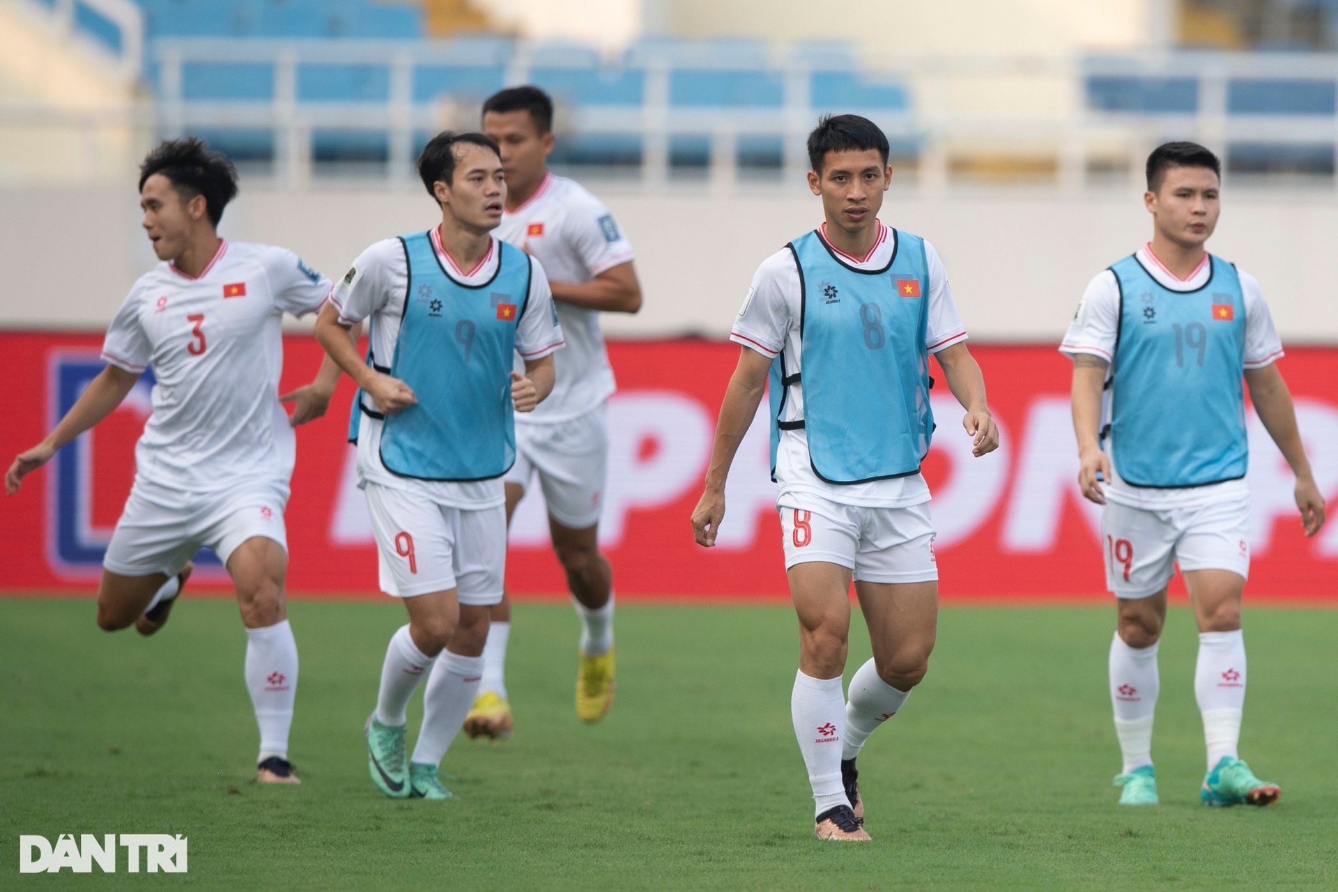 HLV Troussier căng thẳng, liên tục dừng buổi tập của tuyển Việt Nam - 1 HLV Troussier căng thẳng, liên tục dừng buổi tập của tuyển Việt Nam - 1