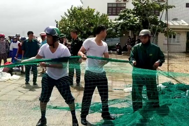 Hàng chục chiến sĩ giúp dân kéo lưới “giải cứu” tàu cá mắc cạn