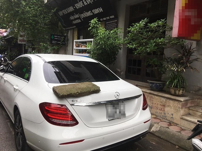 Ô tô đỗ chắn trước cửa, chủ nhà không nói nhiều, đem vật xù xì đặt lên xe dằn mặt - Ảnh 1. Ô tô đỗ chắn trước cửa, chủ nhà không nói nhiều, đem vật xù xì đặt lên xe dằn mặt - Ảnh 1.
