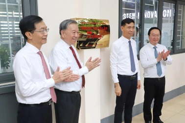 Tổng Bí thư Tô Lâm trao tặng phòng học STEM cho trường THPT Kim Liên