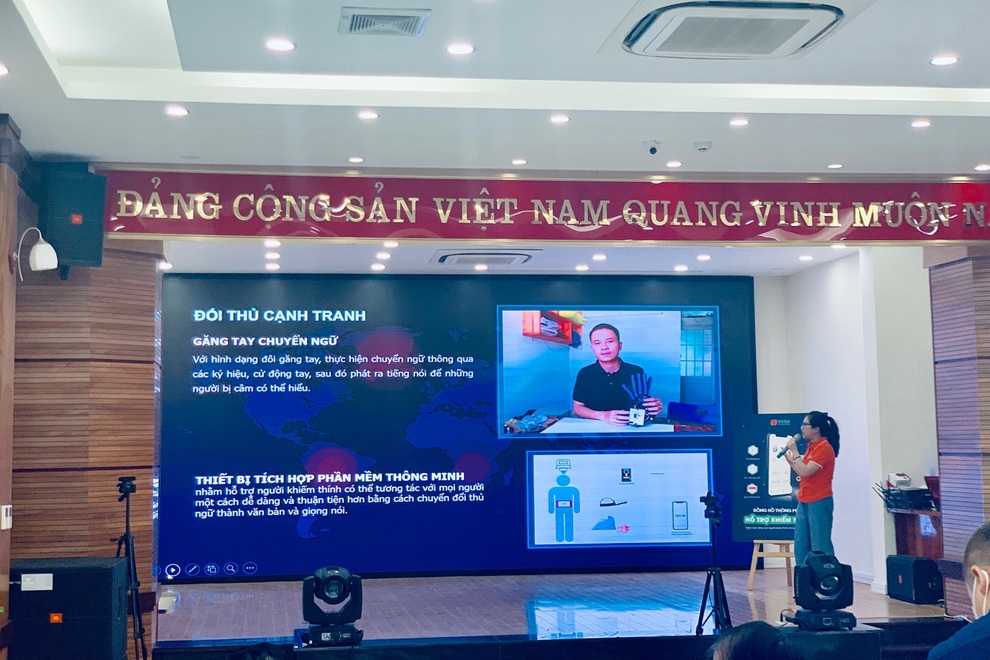 Sinh viên trường nghề khởi nghiệp với mô hình thể thao, đồng hồ khiếm thính - 3 Sinh viên trường nghề khởi nghiệp với mô hình thể thao, đồng hồ khiếm thính - 3