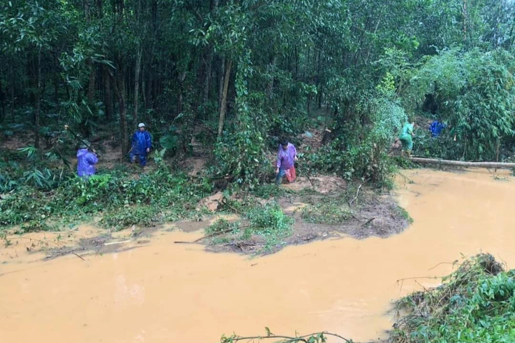 Hàng trăm người xuyên đêm băng rừng, lội suối tìm nạn nhân bị lũ cuốn - 1 Hàng trăm người xuyên đêm băng rừng, lội suối tìm nạn nhân bị lũ cuốn - 1