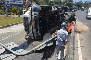 Xe đầu kéo container tông dải phân cách lật ngang giữa đường ở TPHCM