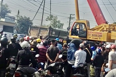 Dùng xe cẩu nâng xe đầu kéo để đưa thi thể người phụ nữ ra ngoài