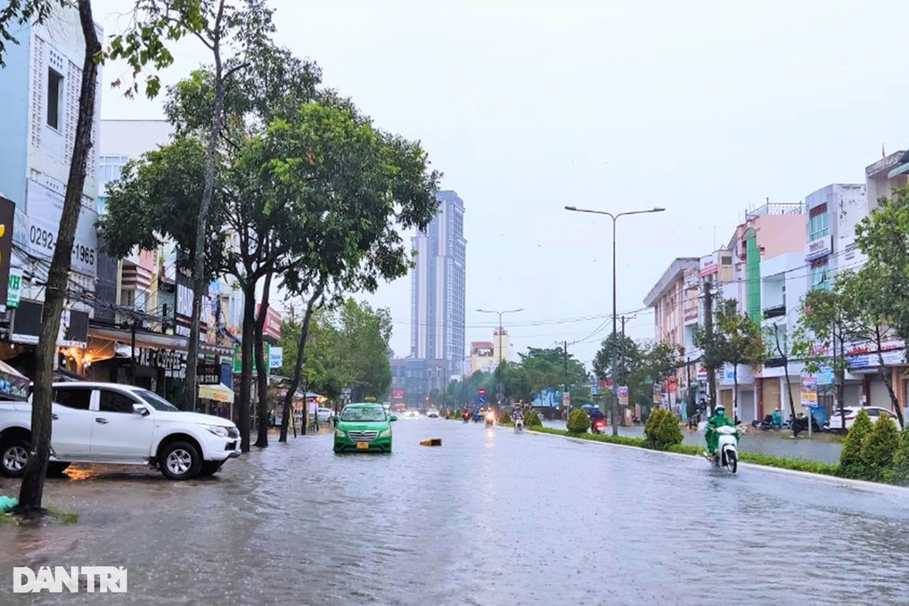 Nhiều tuyến đường bị ngập vì triều cường dâng cao sớm kèm mưa lớn - 4 Nhiều tuyến đường bị ngập vì triều cường dâng cao sớm kèm mưa lớn - 4