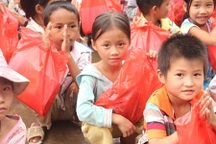 “Một triệu cuốn vở…” đến với học sinh nghèo Yên Bái