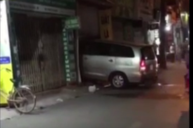 Hà Nội: Xe Innova đâm liên tiếp vào cửa hàng giặt là lúc nửa đêm