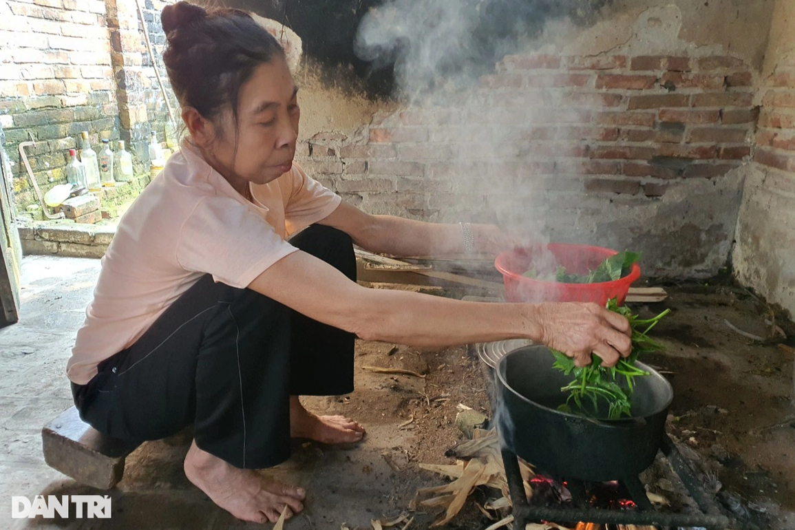 Ước nguyện nghẹn đắng của cụ ông nằm liệt giường trong căn nhà sắp sập - 3 Ước nguyện nghẹn đắng của cụ ông nằm liệt giường trong căn nhà sắp sập - 3