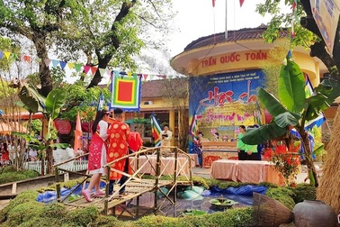 Học sinh cấp 1 thích thú trong phiên chợ quê cố đô Huế