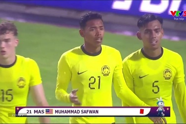 Safwan nhận thẻ đỏ, Malaysia chỉ còn 10 người