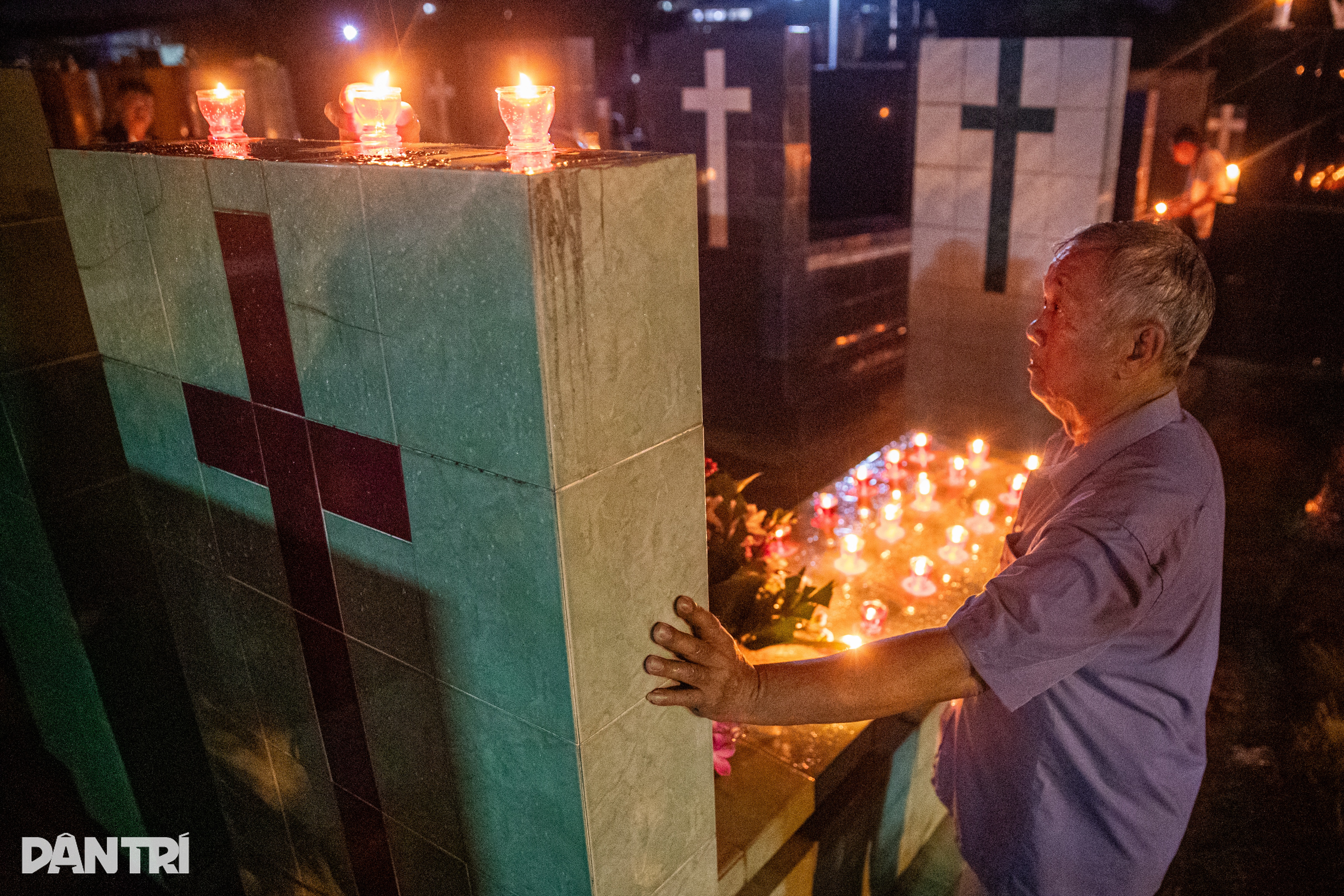 Ο Καθολικός Άμλετ λάμπει κατά την τελετή αφής της καθολικής λάμπας - 5 Xóm Đạo Tha La rực sáng trong lễ đốt đèn của người Công giáo - 5