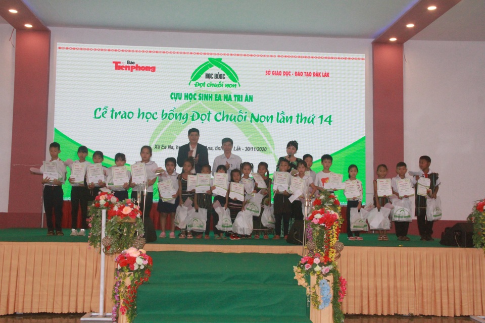 Tặng học bổng Đọt chuối non cho học sinh khó khăn tỉnh Đắk Lắk - 1 Tặng học bổng Đọt chuối non cho học sinh khó khăn tỉnh Đắk Lắk - 1