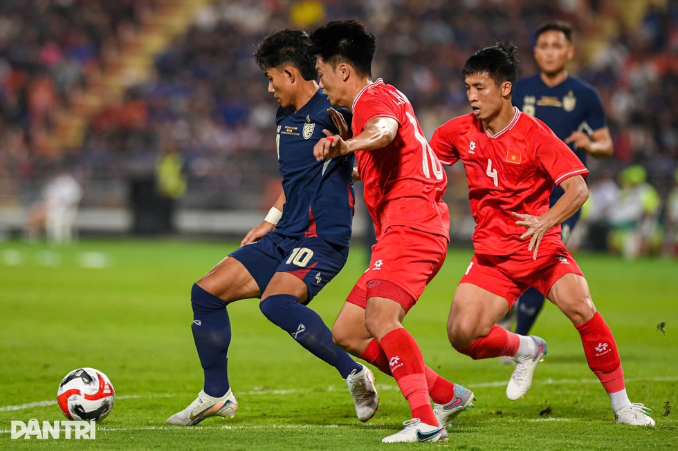Tuyển Việt Nam vô địch AFF Cup: Vết gợn trên ngai vàng, bệ phóng tương lai - 1 Tuyển Việt Nam vô địch AFF Cup: Vết gợn trên ngai vàng, bệ phóng tương lai - 1