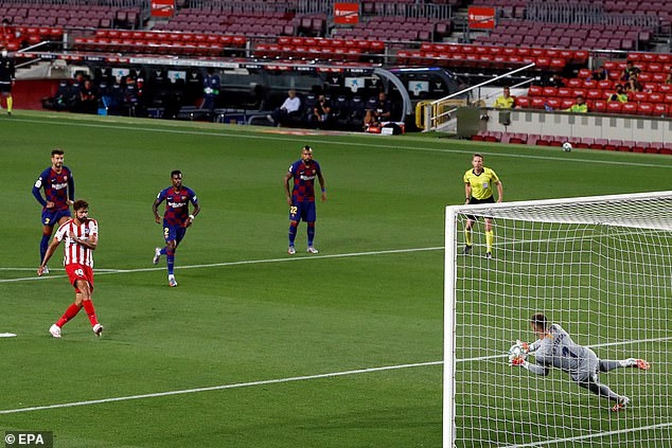 Messi ghi bàn, Barcelona hòa Atletico trong trận cầu có 3 quả penalty - 4 Messi ghi bàn, Barcelona hòa Atletico trong trận cầu có 3 quả penalty - 4