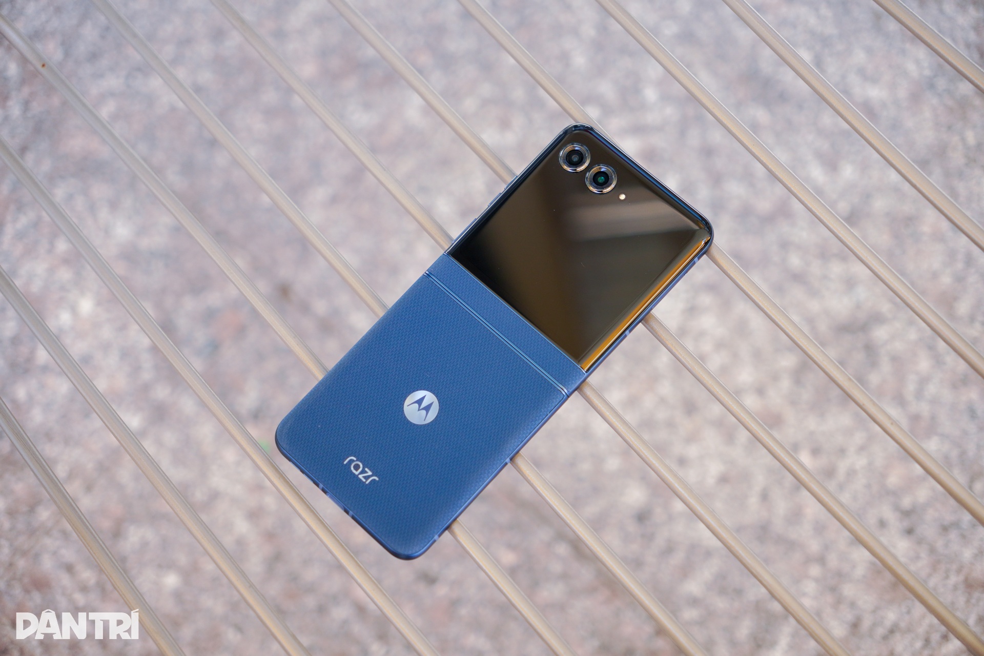 Đánh giá Motorola Razr 60: Có gì để đối đầu Samsung Galaxy Z Flip7 FE? - 32