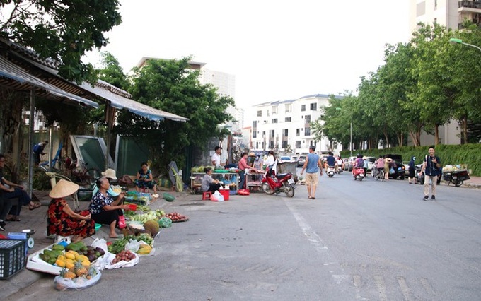 Rác thải bốc mùi bỗng dưng được tập kết ngay bên cạnh chợ dân sinh, xe rác lấn chiếm lòng đường cản trở giao thông ngay trong khu đô thị cao cấp - Ảnh 6.