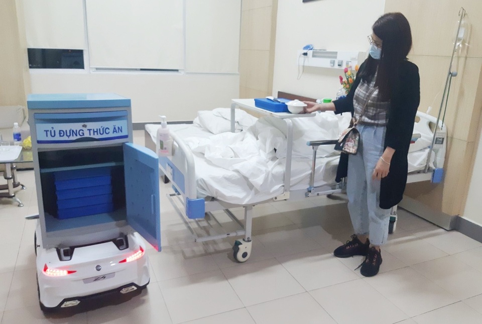 Dùng robot mang thức ăn phục vụ bệnh nhân cách ly nghi nhiễm nCoV - 2 Dùng robot mang thức ăn phục vụ bệnh nhân cách ly nghi nhiễm nCoV - 2