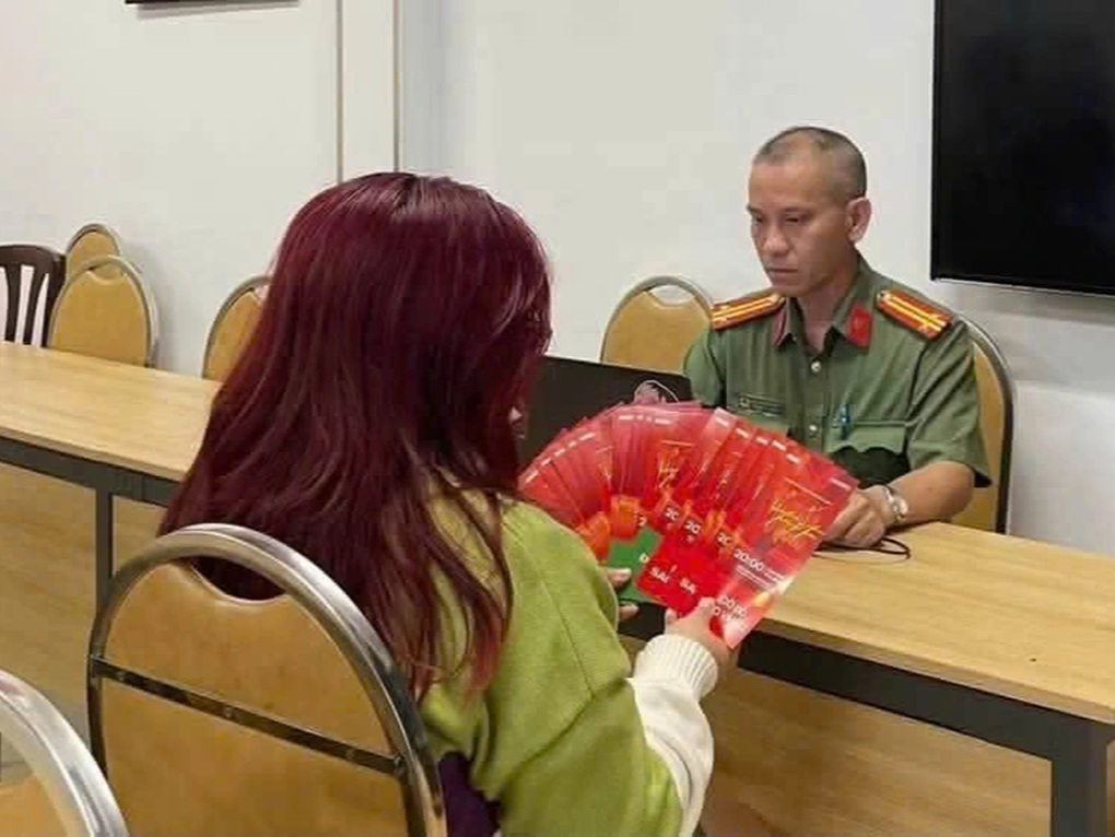 Công an TPHCM làm việc với 2 người rao bán vé “Tổ quốc trong tim” - 1