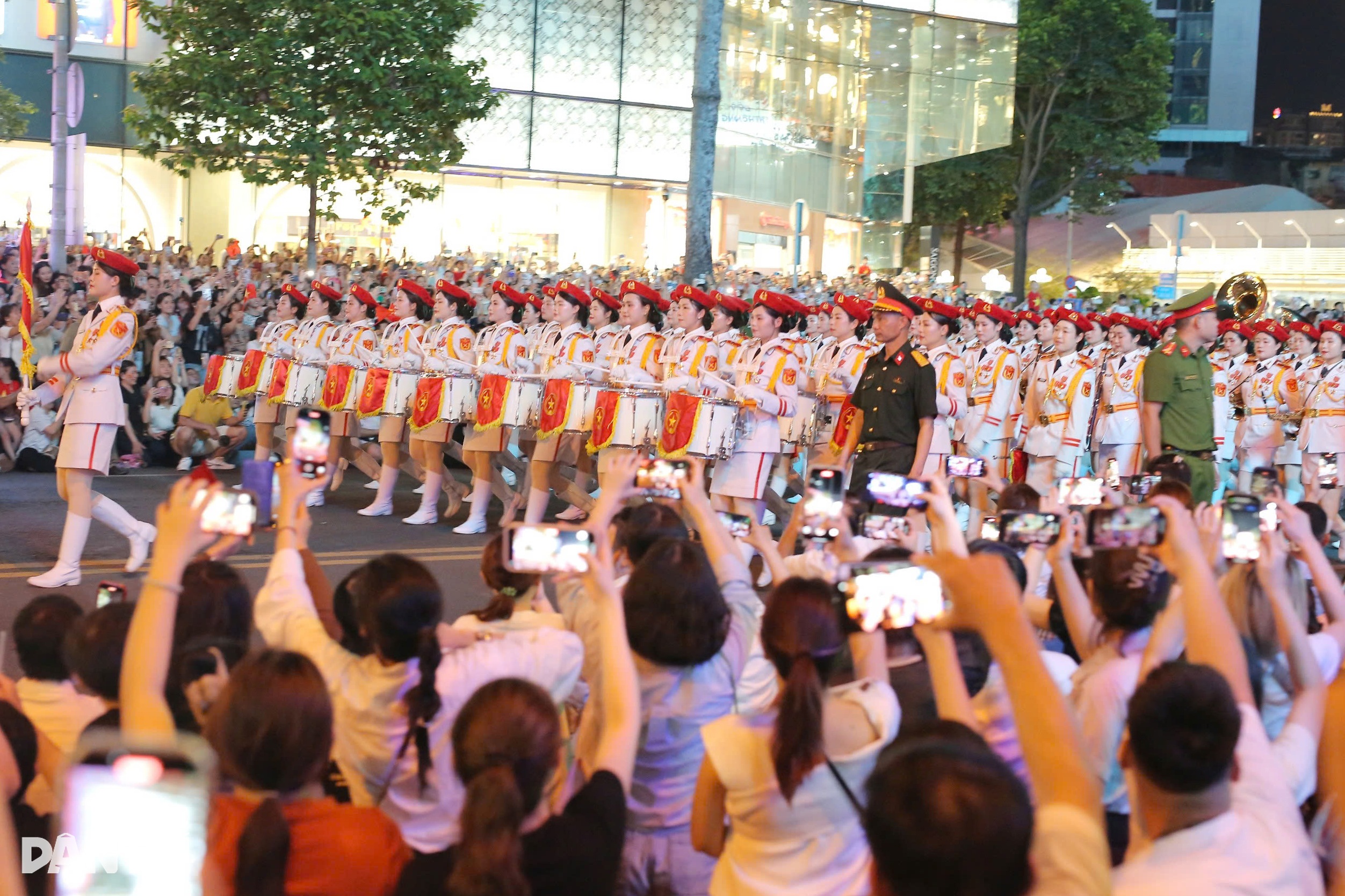View - Đoàn quân diễu binh trùng trùng như sóng tại buổi sơ duyệt đại lễ 30/4 | Báo Dân trí