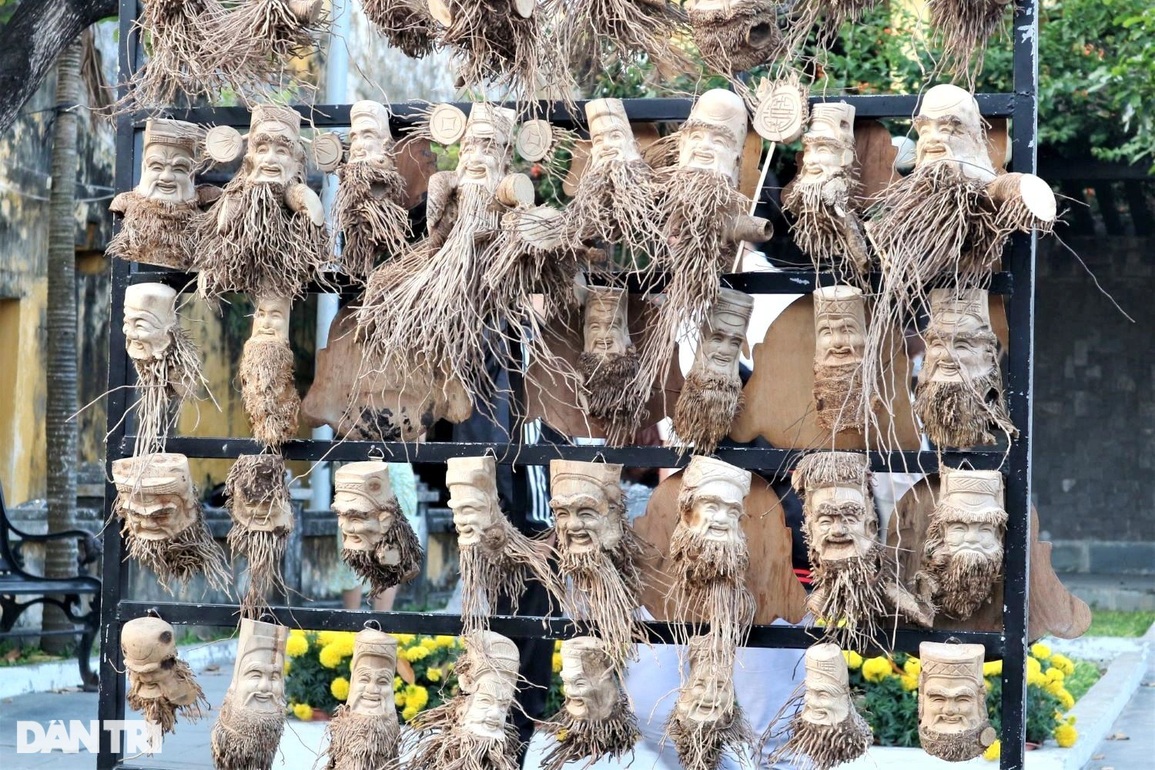 Nghệ nhân răng sún ở phố Hội bắt gốc tre… bật cười - 2 Nghệ nhân răng sún ở phố Hội bắt gốc tre… bật cười - 2