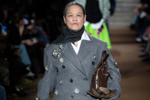 Nữ bác sĩ 70 tuổi gây sốc khi sải bước trên sàn diễn của nhà mốt xa xỉ