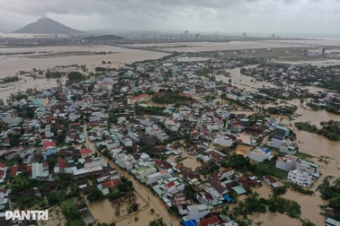 Ngày thứ ba vùng lũ Phú Yên oằn mình giữa biển nước mênh mông