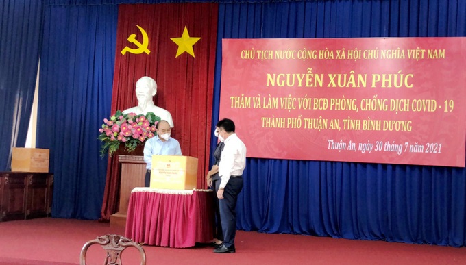 Chủ tịch nước Nguyễn Xuân Phúc: Thuận An làm tốt an sinh xã hội, đảm cuộc sống tối thiểu cần thiết cho người dân - Ảnh 3.