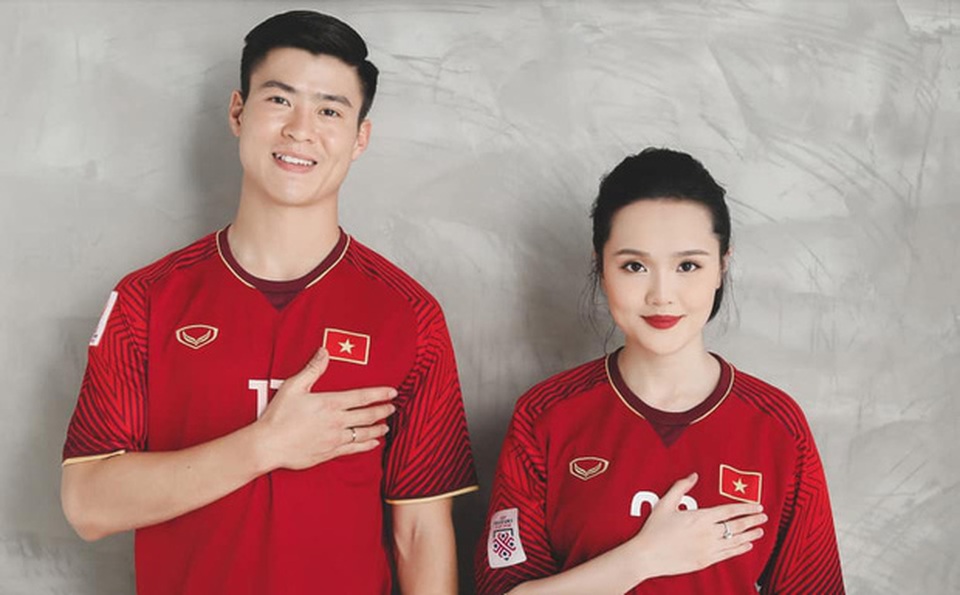 Duy Mạnh - Quỳnh Anh tung ảnh cưới nhắng nhít với áo cầu thủ - 3 Duy Mạnh - Quỳnh Anh tung ảnh cưới nhắng nhít với áo cầu thủ - 3