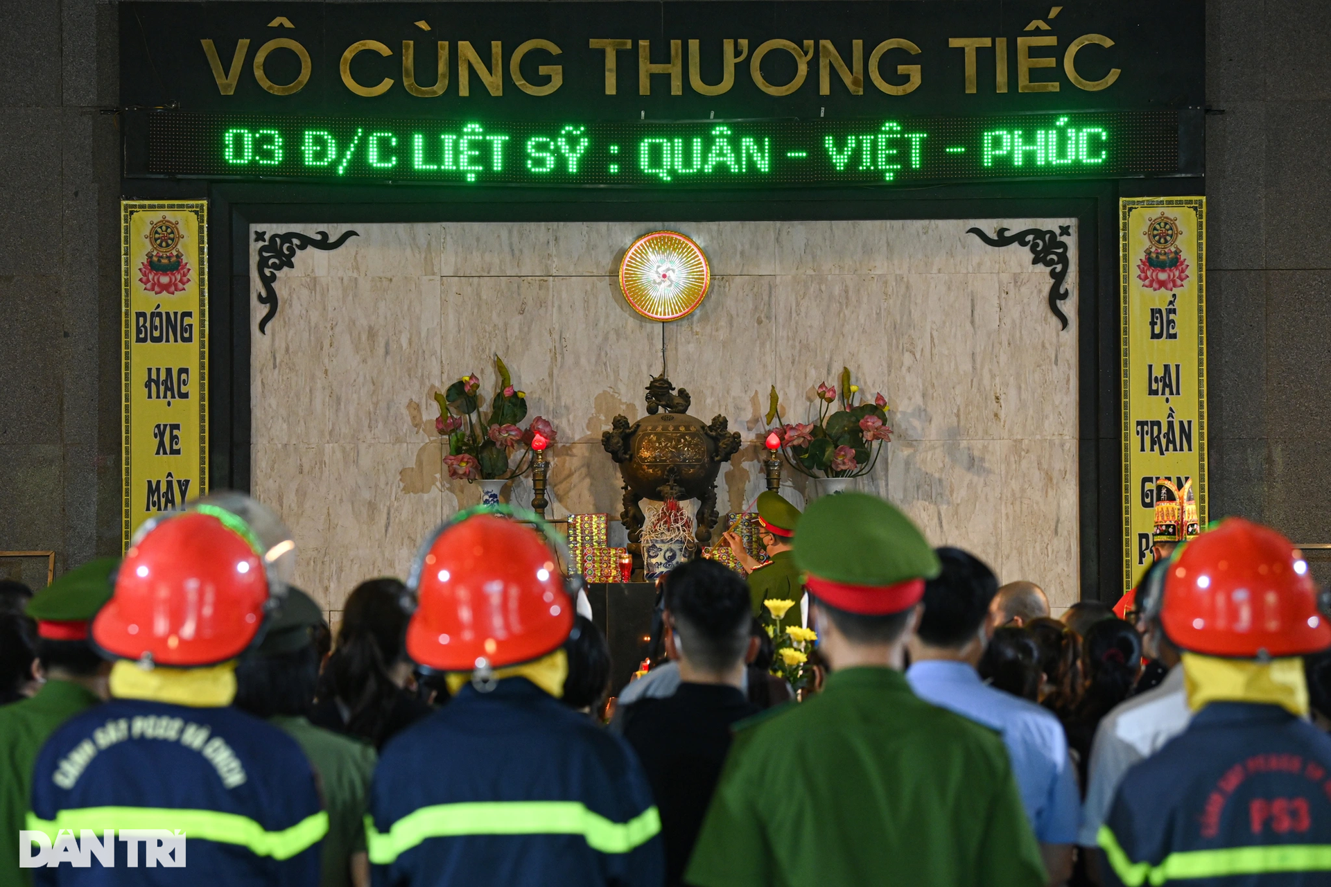 Hình ảnh đồng đội đưa thi hài 3 liệt sĩ qua nhà riêng, đến Nhà tang lễ QG - 2 Hình ảnh đồng đội đưa thi hài 3 liệt sĩ qua nhà riêng, đến Nhà tang lễ QG - 2
