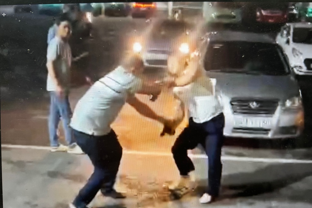Bảo vệ bến xe Đồng Nai dùng súng điện tấn công hành khách - 1 Bảo vệ bến xe Đồng Nai dùng súng điện tấn công hành khách - 1