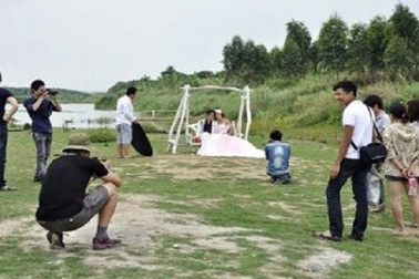 Khu bãi đá sông Hồng xây dựng trái phép vẫn thoải mái nâng cấp, đặt tour