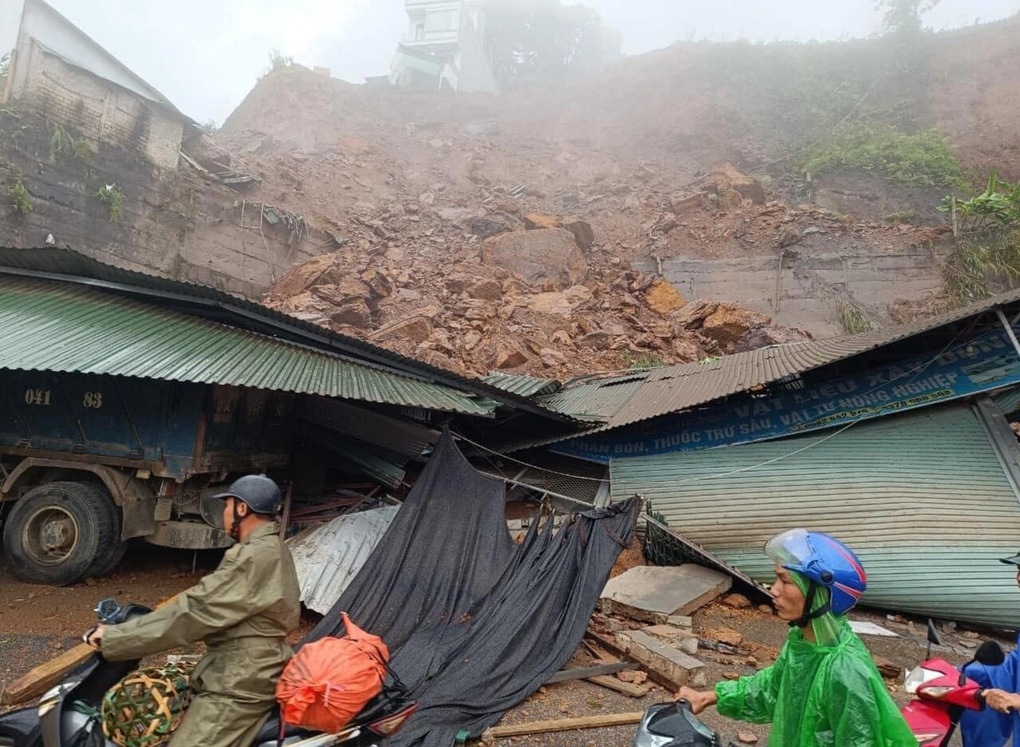 Hà Giang: Taluy cao 15m sạt xuống đường, đè bẹp nhà kho - 2