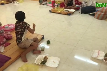 Hai cô giáo tình nguyện đi cách ly tập trung cùng học sinh (Clip NVCC)