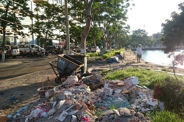 Đà Nẵng: Bờ hồ sinh thái thành trạm trung chuyển rác