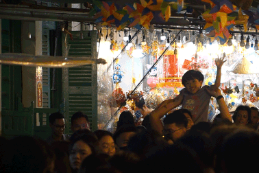 Phố lồng đèn lớn nhất TPHCM kẹt cứng trong đêm Trung thu