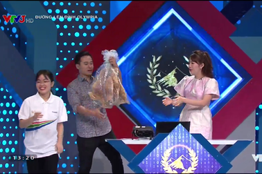 Nữ sinh tặng bánh đa kế "khổng lồ" giành chiến thắng thi tuần Olympia