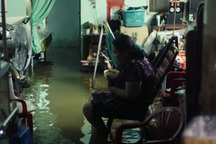 Khổ vì ngập ở TPHCM: Cha không thể đi làm, con không thể học, chợ không bán