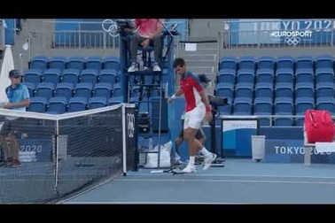 Djokovic đập gãy vợt khi thất bại ở trận tranh huy chương đồng Olympic 2020