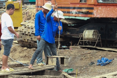 Phó Chủ tịch Đồng Tháp nói lý do vì sao chưa đưa bé trai lên mặt đất được